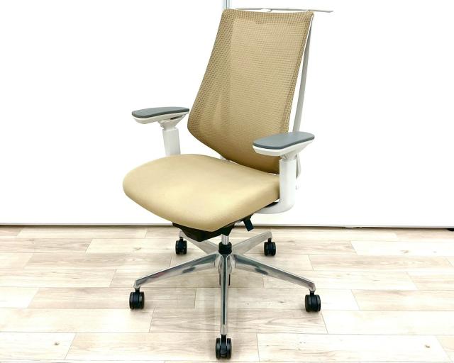 ■KOKUYO/コクヨ　■デュオラメッシュ　■カラー：ベージュ　■肘付き/可動肘　■ハンガー付き　■背面/メッシュ　■脚ポリッシュ　■オススメ/人気/定番商品　【弊社使用欄：A01047588】