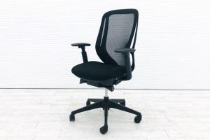 【包み込まれるような優しい座り心地！】■オカムラ製　シルフィーチェア　可動肘付　ブラック【AD】