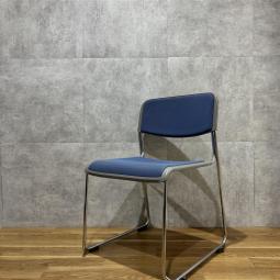 【西】～軽やかに並べて、しっかり支える。会議室が整うスマートチェア～【イトーキ】【ブルー】【スタッキングチェア】【会議用】【ミーティング】【オフィスチェア】【事務イス】【収納】【中古】【福岡オフィス家具】【福岡中古家具】【中古事務什器】【中古チェア】【中古椅子】