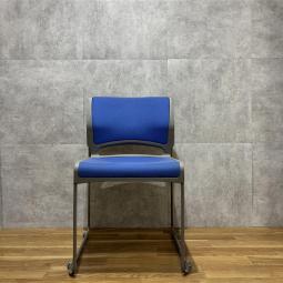 【西】～軽さ×しなやかさ。会議の質を上げるスマートチェア～【オカムラ】【ブルー】【スタッキングチェア】【会議用】【ミーティング】【オフィスチェア】【事務イス】【収納】【中古】【福岡オフィス家具】【福岡中古家具】【中古事務什器】【中古チェア】【中古椅子】