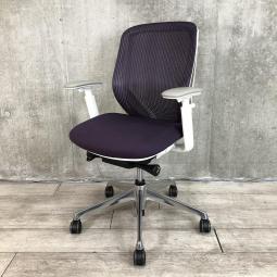 前傾チルト機能付き！オカムラ製品で最も人気を集める高機能メッシュチェア！
■オカムラ/シルフィー(Sylphy)/パープル×ホワイトフレーム　可動肘付き　ローバック　背面メッシュ