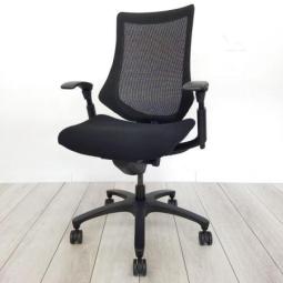 【三次元フォルムが腰にフィット！】■イトーキ　エフチェア　可動肘付　ブラック　■最先端のデザインに快適な座り心地！【 ITOKI　f 】