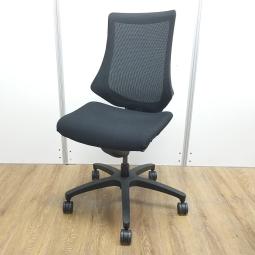 【肩から腕を開放する美しいフォルム！】■イトーキ製　エフチェア　ブラック　背面メッシュ　■姿勢の変化にフレキシブルに対応！【ITOKI　fチェア】