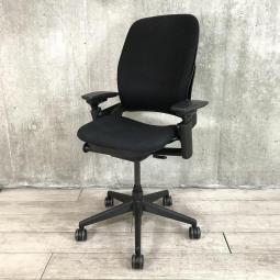 大人気/おすすめ/腰痛対策　スチールケース(Steelcase)製　リープV2チェア(Leap_V2)　肘付き　ハイバック　■可動肘(ウレタン肘)　■ブラック