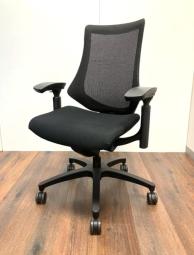 【スタイリッシュなデザインに快適な座り心地！】■イトーキ　エフチェア　可動肘付　ブラック　■高機能で座り心地も抜群！姿勢の変化にフレキシブルに対応！【 ITOKI　f 】