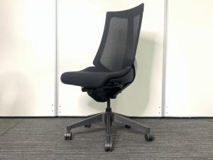【最先端のワーキングチェア！座る姿勢や身体の動きにフレキシブルに対応！】■イトーキ　アクトチェア　ブラック　※背フレームに多少擦れあり