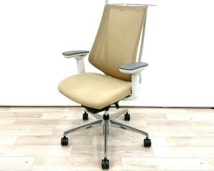 ■KOKUYO/コクヨ　■デュオラメッシュ　■カラー：ベージュ　■肘付き/可動肘　■ハンガー付き　■背面/メッシュ　■脚ポリッシュ　■オススメ/人気/定番商品　【弊社使用欄：A01047588 K】