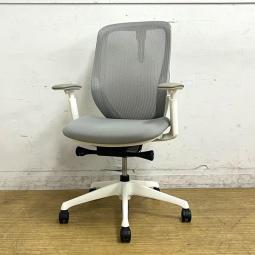 オカムラ　シルフィーチェア　ハイバック（メッシュ）　アジャストアーム　ライトグレー×ホワイト　コートハンガー付き　前傾機能搭載でデスクワークが快適に【愛知・名古屋・豊田・静岡・浜松】