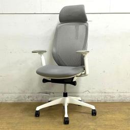 【2018年製】オカムラ　シルフィーチェア　エクストラハイバック（メッシュ）　アジャストアーム　ライトグレー×ホワイト　コートハンガー付き　前傾機能搭載でデスクワークが快適に
