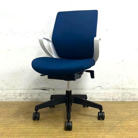 コクヨ　ピコラ　ローバックモデル　プルシアンブルー×ブラックフレーム　軽やかな空間を演出するスマートなデザイン　コンパクトで女性にもおすすめ