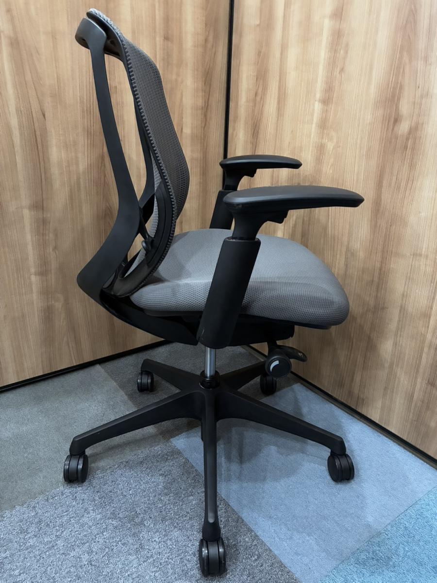 bl　オカムラ　シルフィーチェア　前傾機能　ハイバック　メッシュタイプ　中古 中古】シルフィーメッシュ オカムラ/okamura 肘付ハイバックチェア