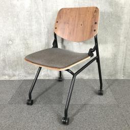 【大人気かつ希少な木目調のネスティングチェア！】おしゃれなカフェスペースにもモード系のミーティングスペースにもおすすめ！
■オカムラ/ライブスネスティングチェア (Lives Nesting Chair)　背カラー:ソーンオーク 座カラー:ダークグレー　■キャスター付き　ミーティングチェア