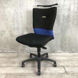 【背あてのしなやかな曲線が背中にフィット!快適な座り心地に高級感のあるデザインが人気!】■オカムラ(okamura)製 フィーゴ(feego)チェア 肘無 ミドルバック シームレスタイプ ■ハンガー付 ■ブルー×ブラック