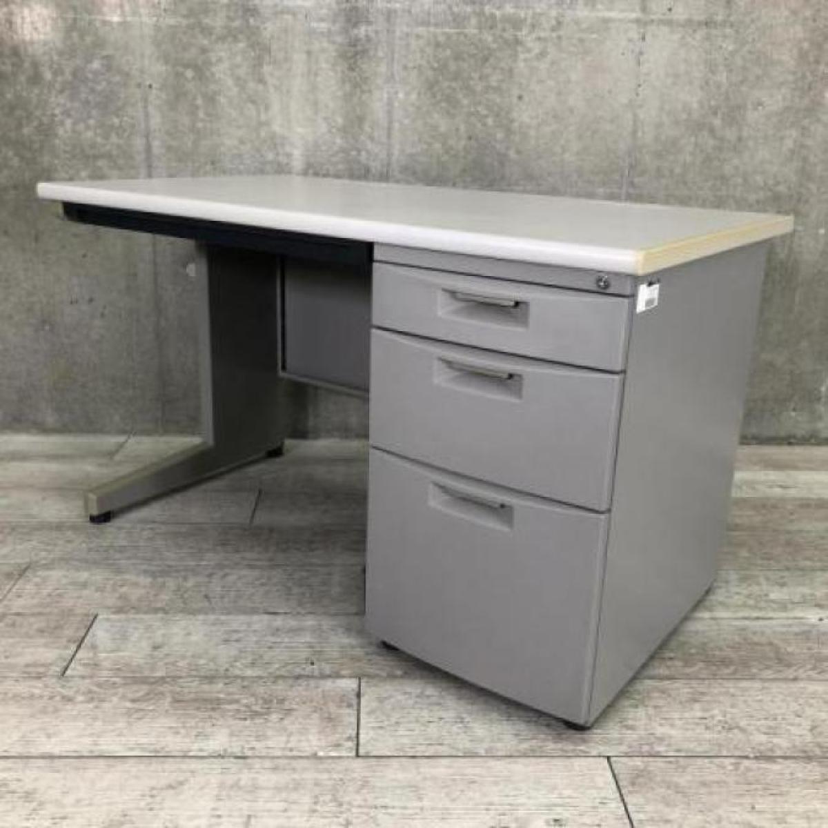 人気/おすすめ/定番　■イトーキ(ITOKI)製　CZNシリーズ　片袖机　W1100㎜×D700㎜　■配線口2か所　■シリンダー錠　■ホワイトグレー　※日焼け有
                        CZN デスク
                                    中古
            