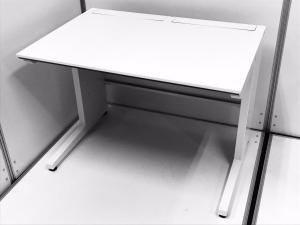 【在庫セール品・1台限定】【T1】■コクヨ(KOKUYO)製　アイエス（iS）シリーズ　平机　(W1000×D700×H720)　引き出し無　■ホワイト　■配線口付【人気！ホワイト天板の平デスク！コンパクトなW1000㎜サイズ！起業・移転・増員にもオススメ！】
