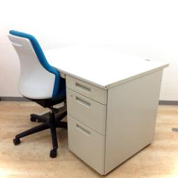 デスクとチェアのセット！【スタンダードなデザインで高品質！スタッフ増員の際にオススメ！人気のBSシリーズ！ 】/オススメ(おすすめ) /人気商品【弊社使用欄：A01049366】■コクヨ(KOKUYO)製　BS＋シリーズ　片袖デスク　W1000×D700mm　■シリンダー錠　■ニューグレー　※チェアは在庫状況により、メーカーやシリーズが変動する場合がございます。