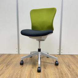 【関東倉庫在庫品】【ローコストチェアの定番！】イナバ製　バルチェシリーズ　背面グリーン×座面ブラック　セルフアジャストメント機構採用であらゆるワークシーンにフィット！　スタンダードなデザインで座りやすい　肘無しローバックチェア！！【関西】