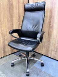 【訳アリ品】【上質でハイグレードなデザイン！】■コクヨ製　フィロソフィーチェア　エクストラハイバック　肘付　ブラック　■すべての機能を手元で調整可能！本革張り高級チェア！ヘッドレスト付！【KOKUYO　Philosophy】