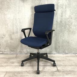 【ヘッドレスト付き！】【姿勢の変化をサポート！操作レスで体格にマッチする定番チェア！】■イトーキ(ITOKI)製　エピオス(epios)チェア　肘付き　エクストラハイバック　クロスバックタイプ　■固定肘・ヘッドレスト・ハンガー付　■ネイビーブルー×ブラックシェル