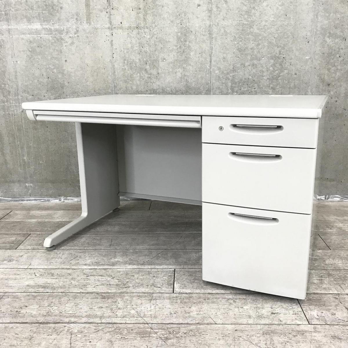 【定価約11万円】【奥行800㎜】【オカムラの超定番シリーズ！袖一体型で書類をたっぷり収納可能！】■オカムラ （okamura）製 　SD-Vシリーズ　片袖机　W1200mm×D800mm　■シリンダー錠　■ライトグレー　※上段の引出し厚めタイプ
                        SD-Vシリーズ
                                    中古
            