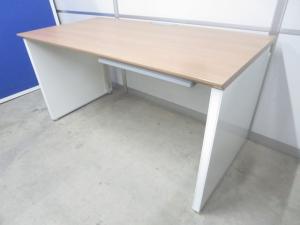 【大きめサイズでマネージャー用デスクとしてもオススメ!】■オカムラ プロユニットシリーズ 平デスク W1400×D700×H720mm 天板:木目 / パネル脚:ホワイト ■ゆとりのあるワークスペースで作業効率アップ!