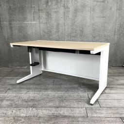 【ゆとりのあるワークスペースで作業効率アップ！】■オカムラ(okamura)製　アドバンス(ADVANCE)シリーズ　平机　引き出し無し　W1400×D700×H720mm　■PCホルダー付き　■ホワイト/天板：ナチュラル木目調【弊社使用欄：A01048160】【SN】