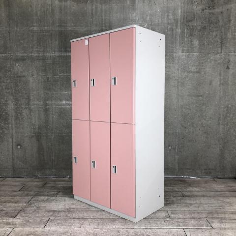【定価約11万円】【かわいいピンクカラー！】【省スペースに6名分の収納可能！常に人気の高い更衣用ロッカー！】■イトーキ(ITOKI)製　LBシリーズ　6人用更衣ロッカー　W900×D450㎜　■扉：ピーチピンク/側面：グレー　■シリンダー錠【スイミングスクールやプールの更衣室におすすめ！】※穴あき有