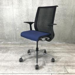 【定価約16万円】【ワイヤーが体にフィットするアメリカ発の大人気商品！長時間の着座ストレスを軽減！】 ■スチールケース(Steelcase)製　シンク(think)チェア　肘付き　ハイバック　■メッシュバック　■固定肘　■背面：ブラック/座面：ブルー