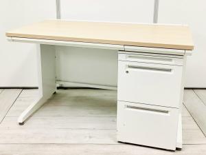 【清潔感のあるホワイトカラーの平机＋ワゴンセット！スタンダードな幅1200㎜！】■オカムラ(OKAMURA)製　アドバンス(ADVANCE)シリーズ　　■幅1200mm　■木目天板　■ナチュラル　※ワゴンは在庫状況によってシリーズが変動致します。