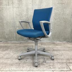 オカムラ　エスクード　ローバックモデル　クッションタイプ　デザインアーム付き　ブルー×グレーフレーム　ランバーサポート搭載で安定感のある機能面と座り心地