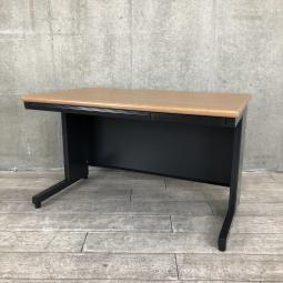 【希少なブラック基調の平机が入荷！定番サイズの幅1200㎜！シックなオフィスを作成したいお客様におすすめ！】■プラス(PLUS)製　リード(LEED)シリーズ　平机　引き出し付き　W1200×D700㎜　■天板：ミディアムウッド/脚：ブラック【弊社使用欄：A01052708】