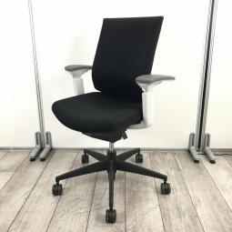 座り心地抜群！コクヨのロングセラーシリーズの中でも比較的新しい！人気のブラックカラー！
■コクヨ/ウィザード3(Wizard 3)/ブラック×ホワイト　可動肘付き！