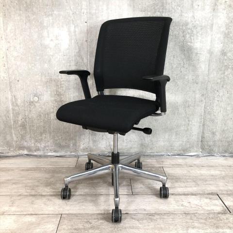 【すっきりとしたフォルムが人気！有名海外メーカー製のスタイリッシュチェア！】■インタースツール(Interstuhl)製　■サントス(Xantos)　■肘付き/可動肘　■ハイバックチェア　 ■背面メッシュ　■ブラック【弊社使用欄：A01052940】