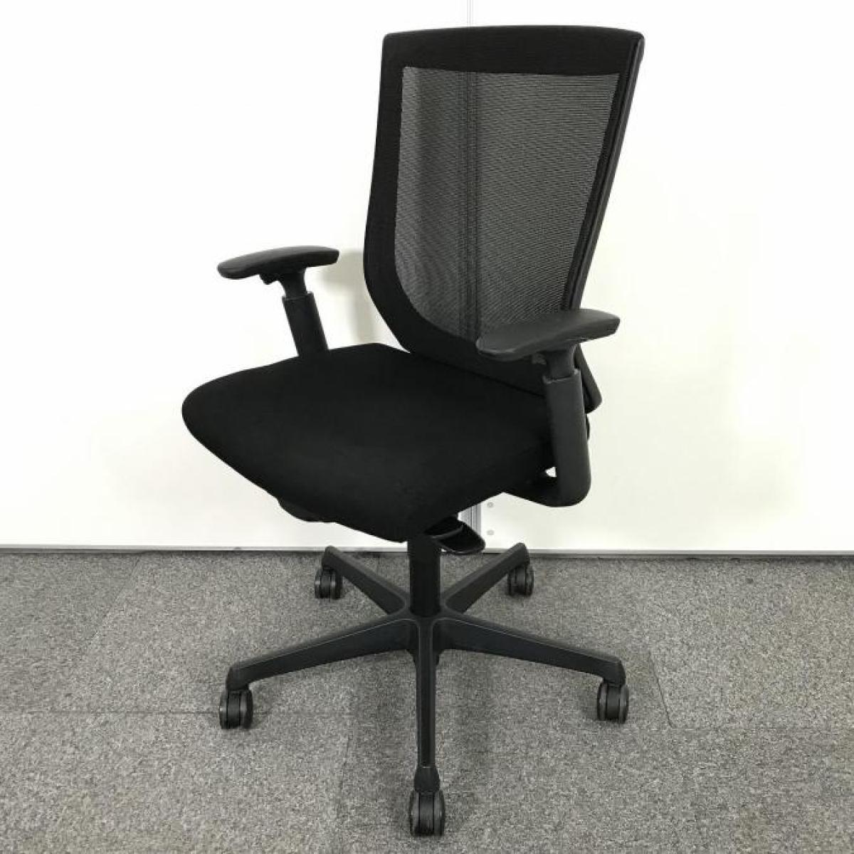 【からだにフィットする立体的なカーブのメッシュ！スタンダードクラスで人気上位のワーキングチェア！】■オカムラ(okamura)製　エスクード(ESCUDO)チェア　肘付ハイバック　背面メッシュ　■可動肘　■ブラック【AD】
                        エスクードメッシュ
                                    中古
            