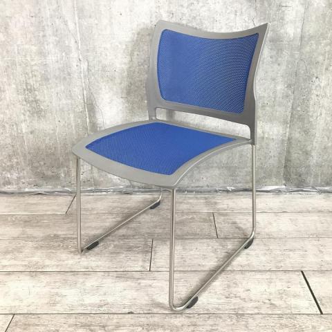 【4脚セット！！！】【軽くて収納も楽！メッシュデザインのおしゃれなスタッキングチェア！】■オカムラ(okamura)製　8131シリーズ　スタッキングチェア　ミーティングチェア　■背・座面メッシュ　■クローズ脚　■ブルー【2510】弊社使用欄【A01038705】