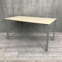 【ゆとりのあるワークスペース！２～４人用にオススメ！】 ■オカムラ(okamura)製　アルツァータシリーズ　ワークテーブル　角テーブル　会議テーブル　■W1400×D700×H700mm　■天板：木目ナチュラル/4本脚：シルバー脚