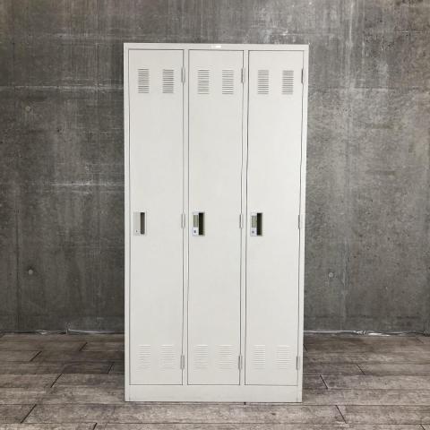 ※キズあり商品のためお安く！　■ナイキ製　3人用ロッカー　※背面に壁紙の貼り付けあり（汚れあり）　■衣類や貴重品をしっかりと保管！幅広い収納スペースで使いやすい！
