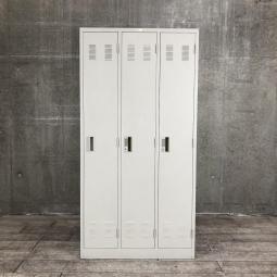 ※キズあり商品のためお安く！　■ナイキ製　3人用ロッカー　※背面に壁紙の貼り付けあり（汚れあり）　■衣類や貴重品をしっかりと保管！幅広い収納スペースで使いやすい！