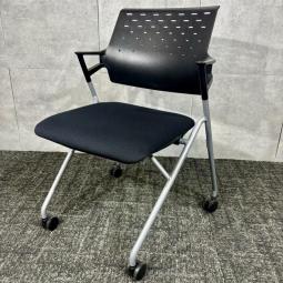 【使わない時は重ねて収納！肘付きで長時間の会議も安心の座り心地】■コクヨ（KOKUYO）製　ピエガシリーズ（Piega）　ネスティングチェア　ミーティングチェア