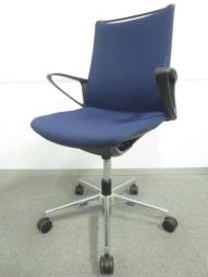 【1脚限定！】【モダンな空間を演出！】■オカムラ製　モードチェア　デザインアーム付　ダークブルー【ミドルバック】