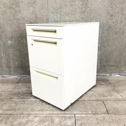 【フリーアドレスの必須品！収納とワークスペースの拡張にオススメ！】■オカムラ(okamura)製　 アドバンスシリーズ　３段ワゴン　フリアド用　H675㎜　■色：ホワイト　■シリンダー錠　※日焼け・キズ有