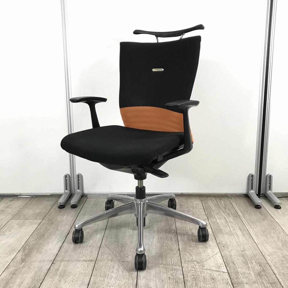 【人間工学に基づいた快適な座り心地！背あてのしなやかな曲線が背中にフィット！】■オカムラ（okamura）製　フィーゴ(feego)チェア　肘付きミドルバック　シームレスタイプ　■固定肘/ハンガー付　■オレンジ×ブラック
                        フィーゴチェア
                                    中古
            