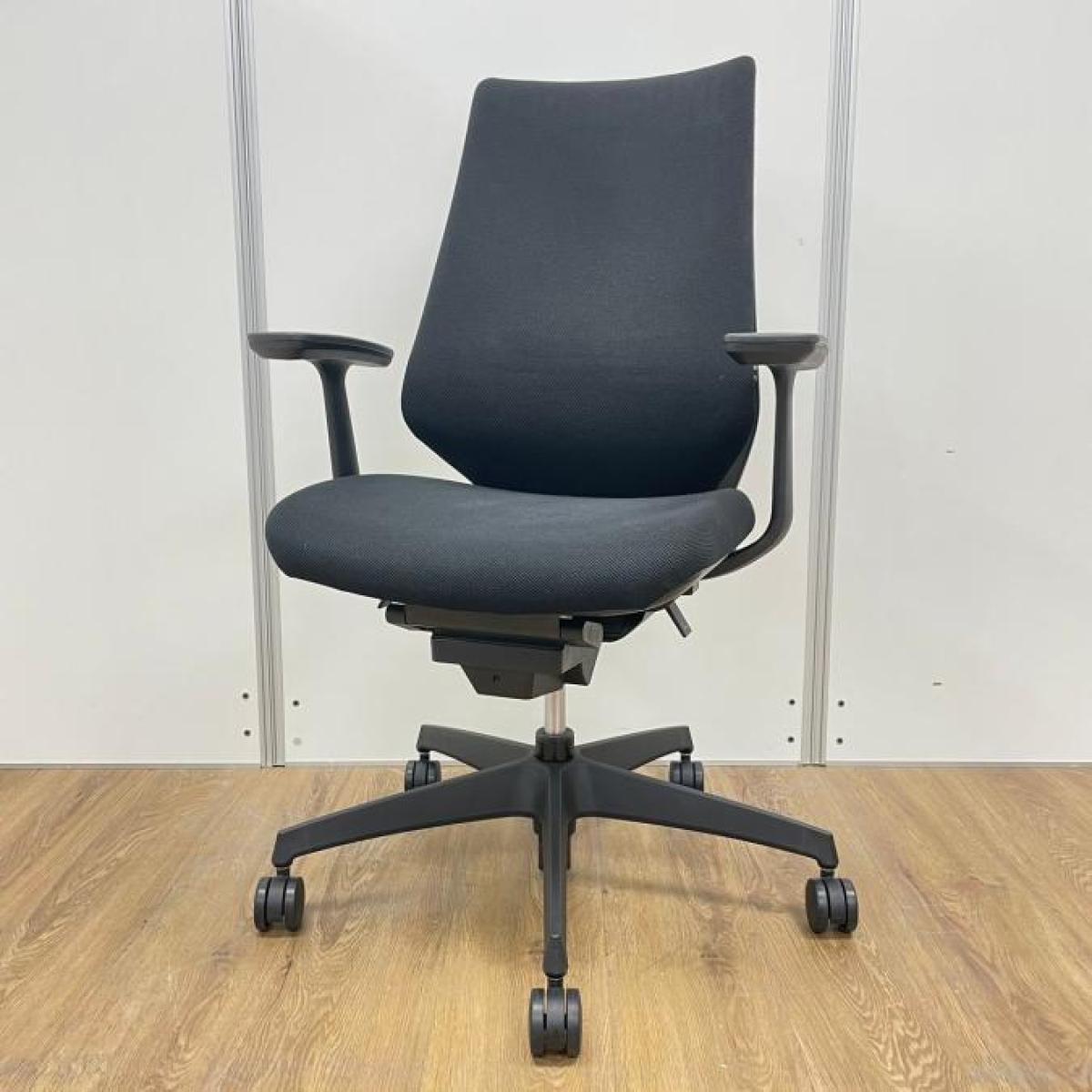 コクヨ製　デュオラシリーズ　ブラックカラー　クロスタイプ　固定肘　心地よい座り心地とスタイリッシュなデザインが人気　肘付きハイバックチェア！！
                        デュオラ クッション
                                    中古
            