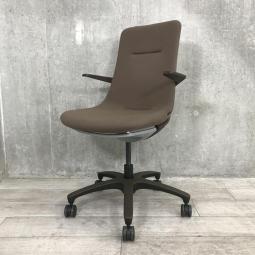 ★イトーキ製　MOVU(モーブ) 　セピアブラウン　肘付き　クロス仕様　珍しいチェアが入荷！　独特なフォルムで座りやすい！　肘付きチェア！！