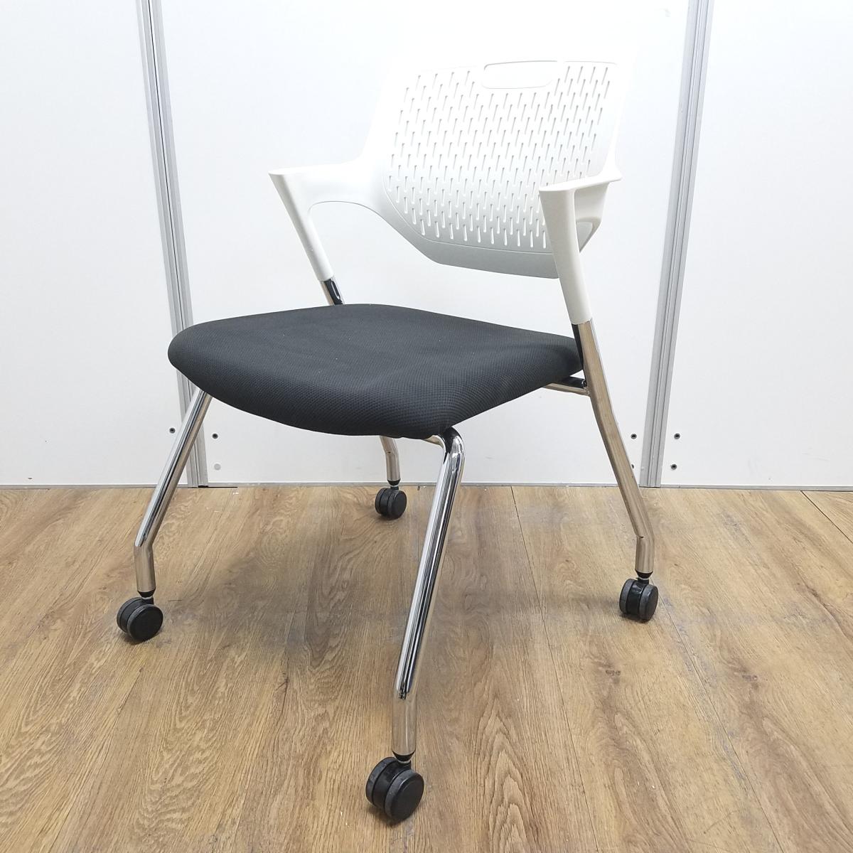 ★オカムラ製　パート (Part)　ブラックｘホワイトのツートンカラー　キャスター付き　小さめの肘がついたスタイリッシュなデザイン！　ミーテイングチェア　スタッキングチェア！！
                        パート
                                    中古
            