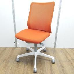 ★【K1】【T1】オカムラ製　フルーエント(Fluent)　オレンジレッド　ホワイトフレーム　肘無し　ローバック　背面メッシュ　背中を立体的に包み込む！　シルフィの座り心地を低コストで再現！　肘無しローバックチェア！！