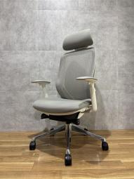 【西】～快適とスタイルを両立！長時間作業に最適な高機能オフィスチェア～【オカムラ】【シルフィー】【可動肘】【可動ヘッドレスト】【グレー】【前傾姿勢】【フレームホワイト】【チェア】【椅子】【イス】【事務椅子】【デスク】【机】【書庫】【書棚】【棚】【ラック】【収納】【格安】【安い】【メーカー】【レイアウト変更】【模様替え】【福岡オフィス家具】【福岡中古家具】【中古事務什器】【中古チェア】【中古椅子】