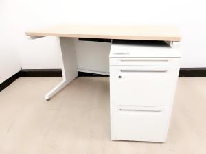 【清潔感のあるホワイトカラーの平机＋ワゴンセット！スタンダードな幅1200㎜！】■オカムラ(OKAMURA)製　アドバンス(ADVANCE)シリーズ　　■幅1200mm　■木目天板　■引き出し無し　■ナチュラル　※ワゴンは在庫状況によってシリーズが変動致します。