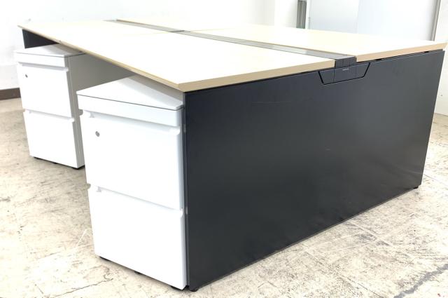 【コミュニケーション活性化や業務効率化、採用率UPにも繋がる! フリーアドレスデスク+フリアド用ワゴン×4台セット!】■オカムラ製 フリーウェイ フリーアドレスデスク ■ナチュラル×ブラック ■W2400 ※ワゴンは在庫状況によってシリーズが変動致します。