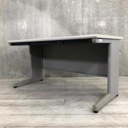 入替セール品につきお値下げ！【広く使える幅1400㎜のスタンダードな平デスクが入荷！】■イトーキ（ITOKI）製　CZNシリーズ　平机　引き出し付　幅1400㎜　■グレー【定番のオフィスデスク！】